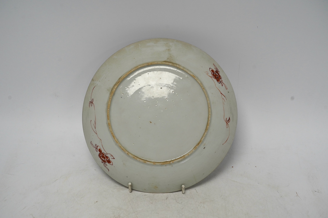A Chinese famille verte dish, Kangxi/Yongzheng period, 22cm diameter. Condition - fair, some wear on the decoration